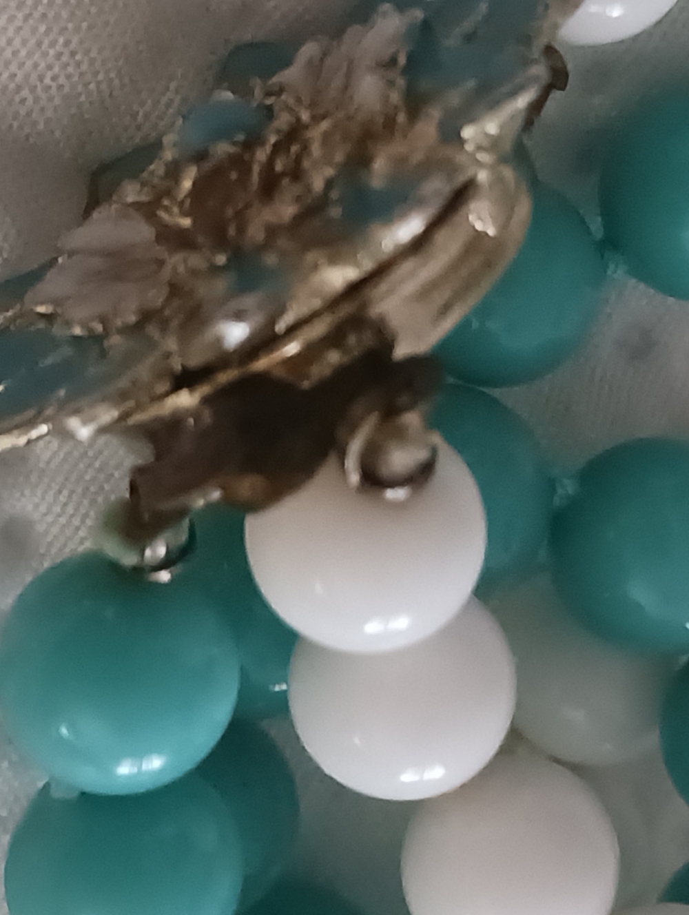 Milkglass Necklace Vintage Turquoise and White Glass Beads With Floral Clasp - Picture 9 of 13